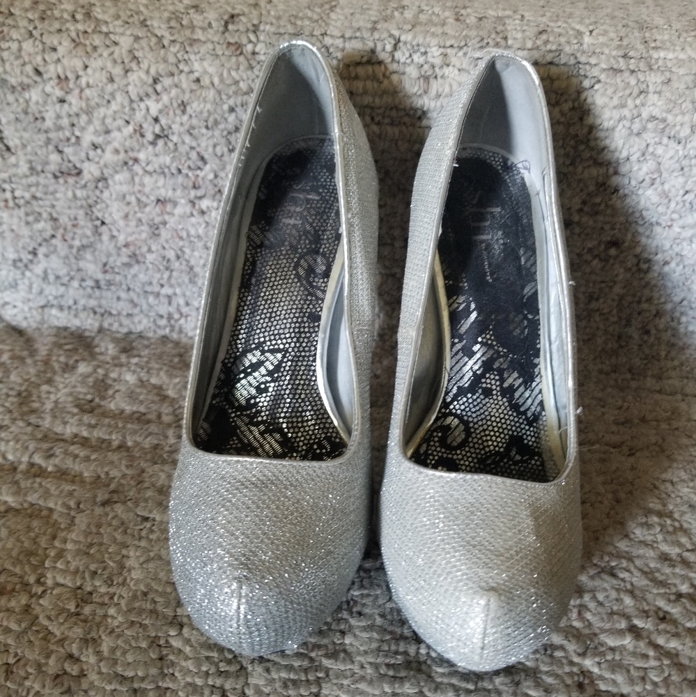 Size 7 sparkly silver shoes